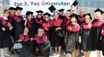 Ege Üniversitesinde 3. Yaş Üniversitesinin 140 çınarı diplomalarını aldı