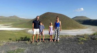 Hollandalı aile Meke Gölü ve Acıgöl'e hayran kaldı