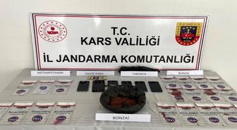 Kars'ta zehir tacirlerine darbe: 7 tutuklama, uyuşturucu ve sahte dolar ele geçirildi