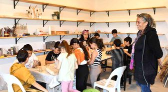 Kasabada kurduğu atölyede çocukların özgüvenini sanatla büyütüyor
