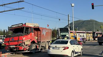 Kayseri'de tramvayla kamyonun çarpıştığı kazada 5 kişi yaralandı