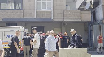Küçükçekmece'de yıkımı yapılan binada kısmi çökme yaşandı; 3 işçi yaralandı