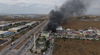 Konya'da yatak fabrikasında yangın; 1 itfaiye eri yaralandı