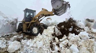 Rize'de yayla yollarında Haziran ayında kar temizliği