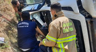 Sındırgı'da devrilen kamyonun sürücüsü yaralandı