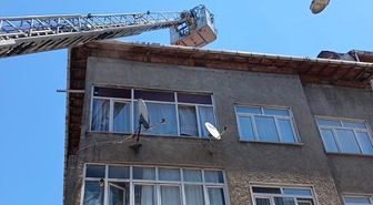 Sultangazi'de apartmanın çatısında çıkan yangın söndürüldü