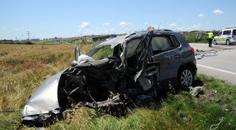 TIR'la çarpışan otomobilin sürücüsü ağır yaralandı
