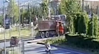 Tramvay ve kamyonun çarpıştığı kaza kamerada