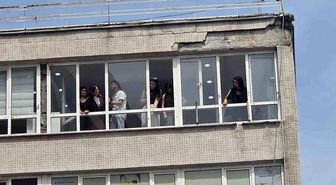 8 katlı iş hanından düşen sıva parçaları 2 kişiyi yaraladı