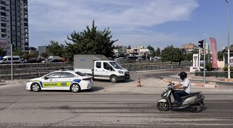 Adana'da su borusunun patladığı cadde trafiğe kapatıldı