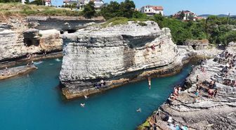 Kerpe Plajı'nda Adrenalin Dolu Anlar: Kartal Kayaları'ndan Denize Atlayanlar