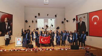 AİÇÜ İİBF’de mezuniyet heyecanı: Öğrenciler kep atarak yeni hayatlarına uğurlandı
