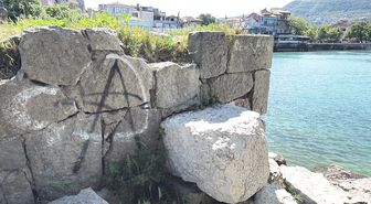 Amasra'da tarihi 'Direkli Kaya'ya boyayla zarar verdiler