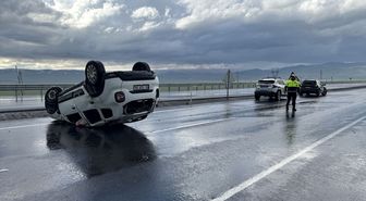 Ardahan'da devrilen otomobilin sürücüsü yaralandı