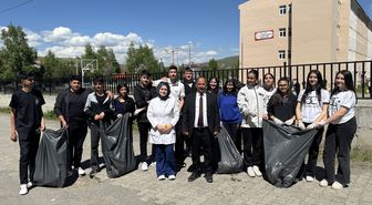 Ardahan'da öğretmen ve öğrencilerden çevre temizliği seferberliği