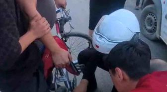 Ayağı bisiklete sıkışan çocuğun yardımına Yunus polisleri yetişti