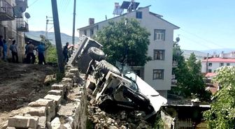 Çemişgezek'te iş makinesi devrildi