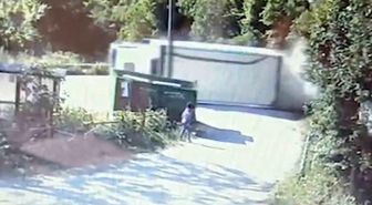 Devrilen kamyonun altında kalmaktan saniyelerle kurtuldu: O anlar kamerada