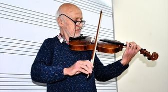 Emekli memur 72 yaşında keman eğitimi alıyor