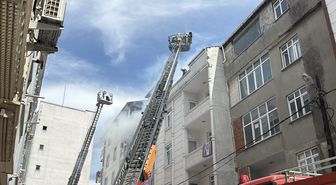 Esenyurt'ta 4 binanın çatısındaki yangına müdahale ediliyor