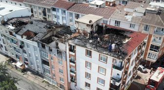 Esenyurt'ta çatı yangını kısa sürede 3 binaya sıçradı
