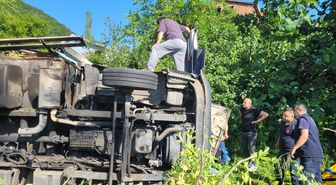 Freni boşalan kamyonun devrildiği kaza kamerada