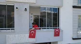 Gümüşhane A Milli Futbol Takımı'na destek için Türk bayraklarıyla donatıldı