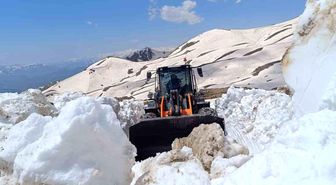 Hakkari'de yaz günü karla mücadele devam ediyor
