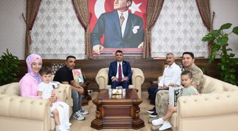 Hatay'da kavşağa düşen Türk bayrağını yoldan geçen sürücüler kaldırdı
