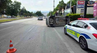 Kaldırıma çarpan araç takla attı: 2 yaralı