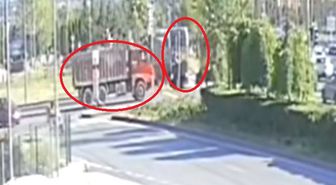Kamyon ile tramvayın çarpışması kamerada; 5 yaralı