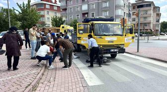 Kamyonetin altında kalan elektrikli bisiklette can pazarı: 3'ü çocuk 4 yaralı