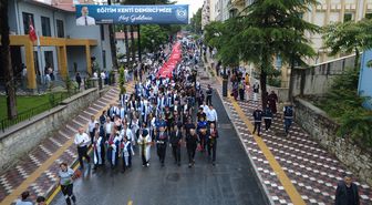 MCBÜ'de 503 öğrenci keplerini havaya fırlattı