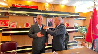 MHP Van İl Başkanlığında yeni katılan üyelere rozet takıldı