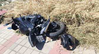 Otomobille çarpışan motosikletli genç, kask sayesinde ölümden döndü