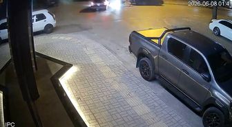 Otomobille çarpışan motosiklettekiler, metrelerce uçup park halindeki aracın bagajına çarptı