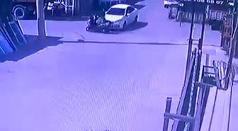 Otomobille motosikletin çarpıştığı kaza anı kameraya yansıdı: 1 yaralı