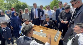 Sakarya'da damada asfaltta çıplak ayakla çiftetelli oynatıp halatla minibüs çektirdiler