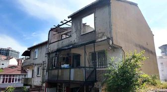 Sultanbeyli'de izolasyon malzemeleri tutuşan çatı alevlere teslim oldu