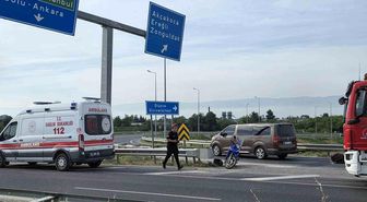 Virajı alamayan motosiklet sürücüsü bariyere çarptı