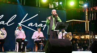 Yeşilyurt’ta gönülleri buluşturan gece: Celal Karatüre konserine yoğun ilgi