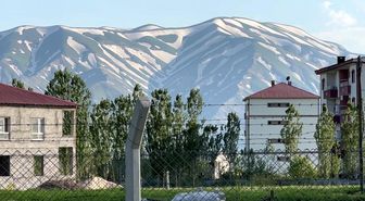 Yüksekova'nın 'zebra' görünümlü karlı dağları ilgi görüyor
