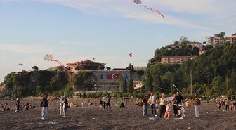 Zonguldak'ta düzenlenen şenlikte aileler çocuklarıyla uçurtma uçurdu