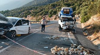 Antalya'da kamyonet ile otomobilin çarpıştığı kazada 2 kişi yaralandı