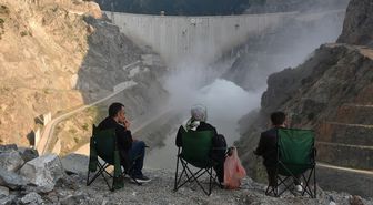 Artvin'deki Deriner Barajı'ndan 7 yıl aradan sonra dolusavaklardan su bırakıldı