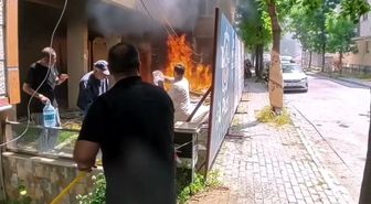 Avcılar'da metruk binadaki yangın kepçe operatörünün müdahalesiyle söndürüldü
