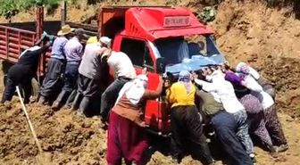 Berivanlar çamura saplanan kamyoneti itekleyerek kurtardı