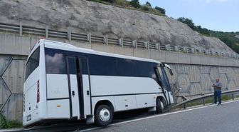 Bilecik'te tıra çarpan midibüsteki 12 kişi yaralandı