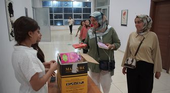 Bilet yerine kitap bağışıyla tiyatro izlediler