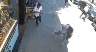 Binadan beton parçaları koptu, caddede yürüyenler son anda kurtuldu